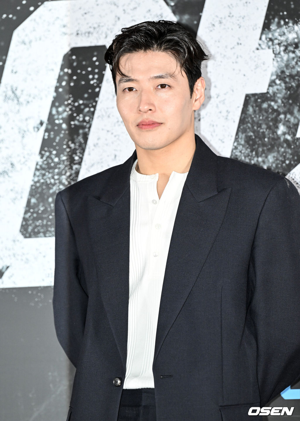 영화 '야당' 언론배급시사회 및 기자간담회가 7일 서울 강남구 메가박스 코엑스에서 열렸다.‘야당’은 대한민국 마약판을 설계하는 브로커 ‘야당’, 더 높은 곳에 오르려는 ‘검사’, 마약 범죄 소탕에 모든 것을 건 ‘형사’가 서로 다른 목적을 가지고 엮이며 펼쳐지는 범죄 액션 영화다.배우 강하늘이 포즈를 취하고 있다. 2025.04.07 /cej@osen.co.kr