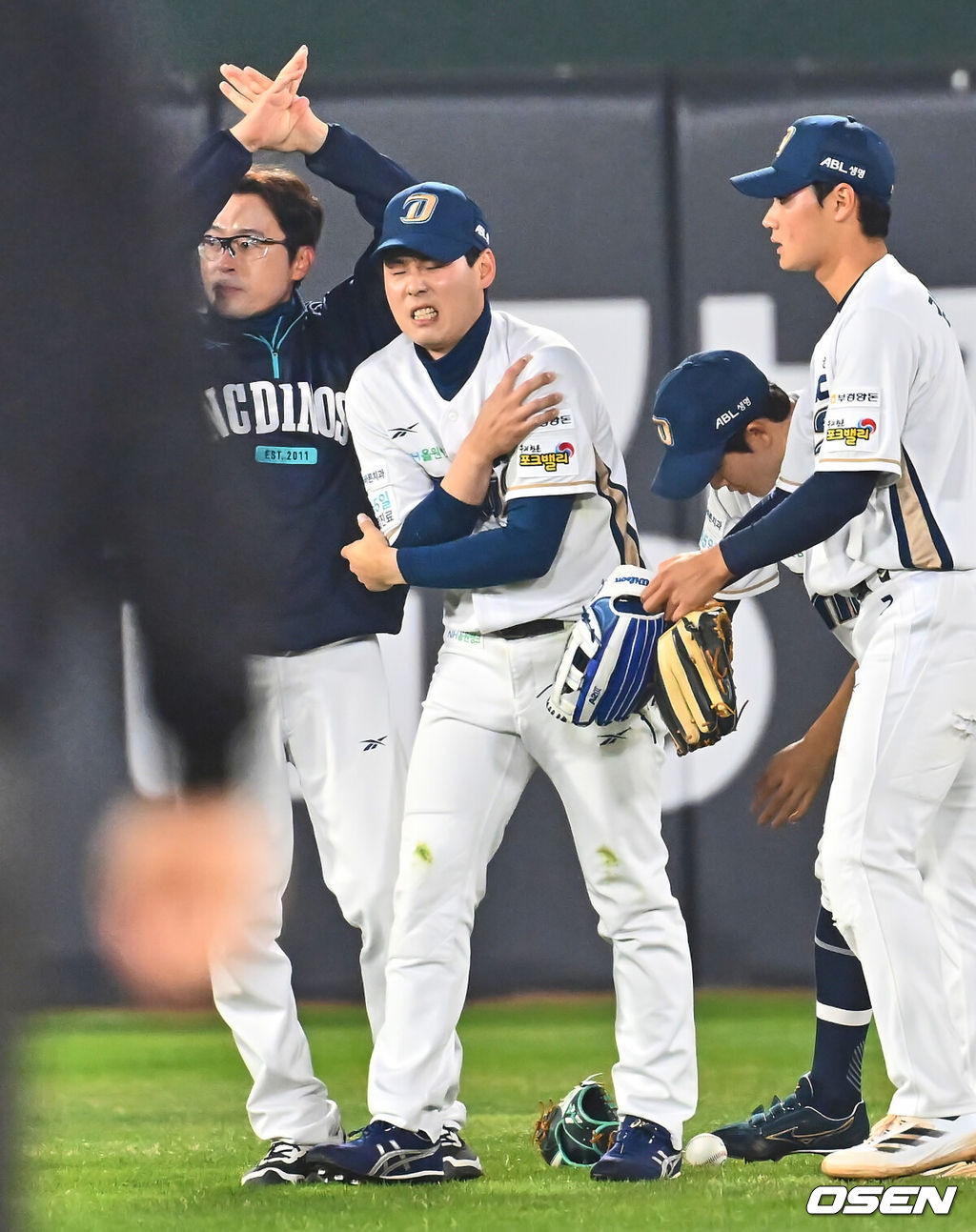 11일 부산 사직야구장에서 2025 신한 SOL 뱅크 KBO 리그 롯데 자이언츠와 NC 다이노스의 경기가 열린다. 주말 3연전 동안 NC 다이노스가 창원NC파크 대신 사직야구장을 홈구장으로 사용한다. 홈팀 NC는 김태경, 방문팀 롯데는 박세웅이 선발 출전 했다.NC 다이노스 김성욱이 3회초 롯데 자이언츠 정훈의 타구를 몸을 날려 잡다 어깨 부상으로 통증을 호소하고 있다. 2025.04.11 / foto0307@osen.co.kr