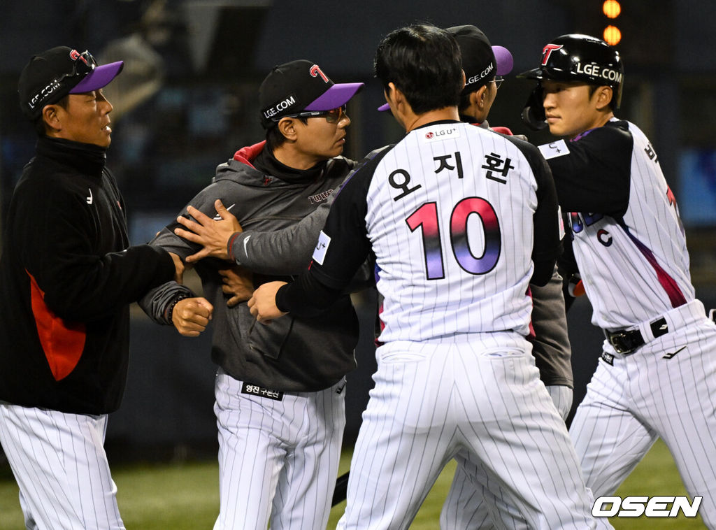 11일 오후 서울 송파구 잠실야구장에서 ‘2025 신한 SOL Bank KBO리그’ LG 트윈스와 두산 베어스의 경기가 열렸다.LG가 1-2로 뒤진 5회말 공격. 선두타자 문성주가 좌전 안타로 출루했다. 1사 1루에서 이주헌이 때린 타구는 3루 선상 강습 타구였다. 3루수 강승호가 다이빙캐치로 잡으려다 공이 글러브에 들어갔다 빠졌다. 3루수 강승호가 재빨리 잡아 2루로 던져서 아웃이 됐다.1루주자 문성주는 직선타 아웃이 되는 줄 알고 멈짓 멈짓 하다가 1루 베이스로 돌아왔다. 타자주자 이주헌도 1루 베이스를 밟았다. 이후 볼데드가 선언되고 2사 1루가 됐다. LG 오지환, 박해민이 심판에 강하게 어필하는 염경엽 감독을 말리고 있다. 2025.04.11 /cej@osen.co.kr