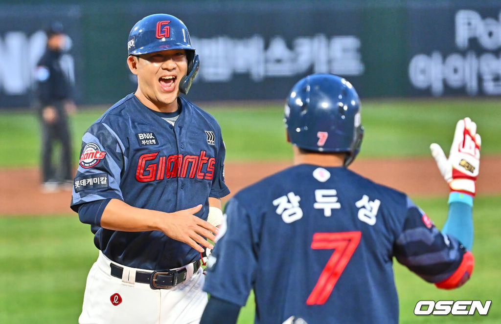 11일 부산 사직야구장에서 2025 신한 SOL 뱅크 KBO 리그 롯데 자이언츠와 NC 다이노스의 경기가 열린다. 주말 3연전 동안 NC 다이노스가 창원NC파크 대신 사직야구장을 홈구장으로 사용한다. 홈팀 NC는 김태경, 방문팀 롯데는 박세웅이 선발 출전 했다.롯데 자이언츠 김민성이 1회초 2사 3루 유강남의 적시타때 득점을 올리고 하이파이브를 하고 있다. 2025.04.11 / foto0307@osen.co.kr