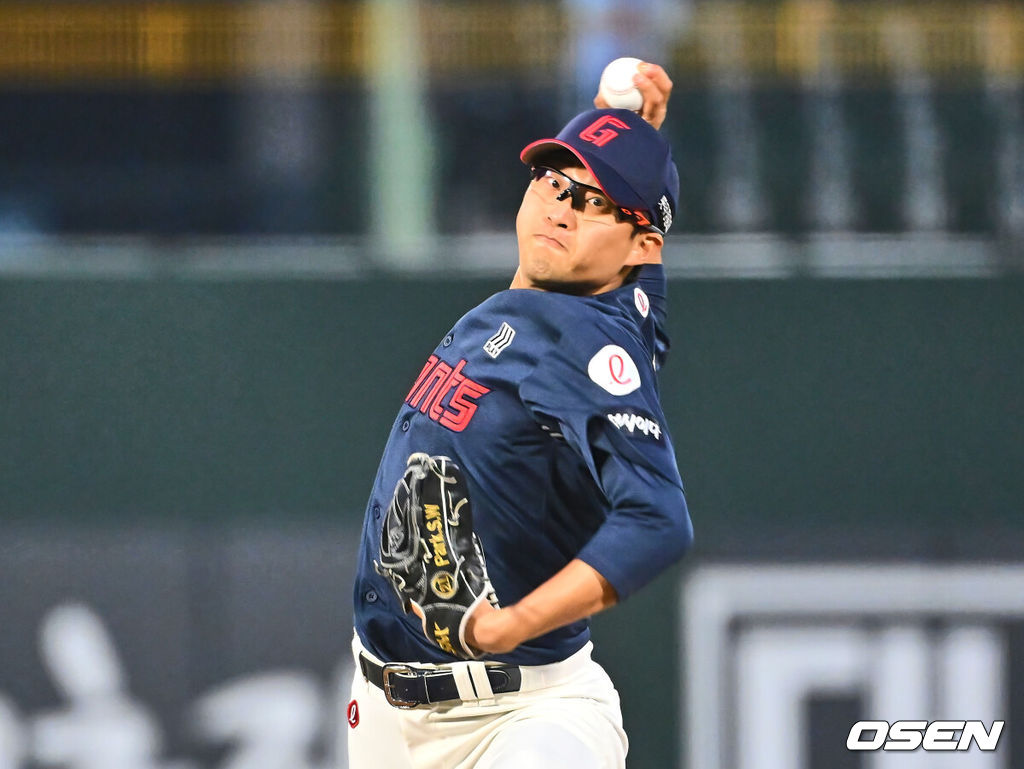11일 부산 사직야구장에서 2025 신한 SOL 뱅크 KBO 리그 롯데 자이언츠와 NC 다이노스의 경기가 열린다. 주말 3연전 동안 NC 다이노스가 창원NC파크 대신 사직야구장을 홈구장으로 사용한다. 홈팀 NC는 김태경, 방문팀 롯데는 박세웅이 선발 출전 했다.롯데 자이언츠 선발 투수 박세웅이 역투하고 있다. 2025.04.11 / foto0307@osen.co.kr