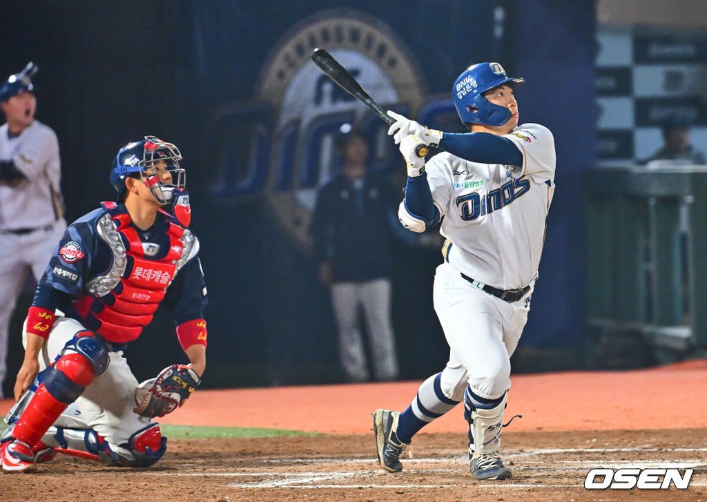 11일 부산 사직야구장에서 2025 신한 SOL 뱅크 KBO 리그 롯데 자이언츠와 NC 다이노스의 경기가 열린다. 주말 3연전 동안 NC 다이노스가 창원NC파크 대신 사직야구장을 홈구장으로 사용한다. 홈팀 NC는 김태경, 방문팀 롯데는 박세웅이 선발 출전 했다.NC 다이노스 오영수가 6회말 2사 2,3루 중월 동점 3점 홈런을 치고 있다. 2025.04.11 / foto0307@osen.co.kr