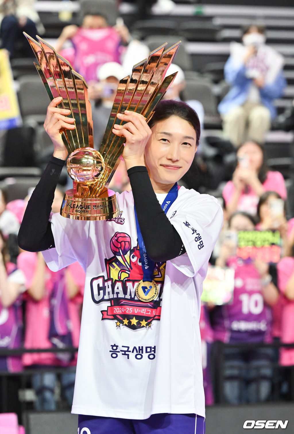 흥국생명 핑크스파이더스가 통산 5번째 챔피언결정전 우승을 차지했다. 김연경(37)은 현역 마지막 시즌을 통합우승으로 화려하게 장식했다. 흥국생명은 8일 인천 삼산월드체육관에서 열린 ‘도드람 2024-2025 V-리그’ 챔피언결정전 5차전 정관장 레드스파크스와의 경기에서 세트스코어 3-2(26-24, 26-24, 24-26, 23-25, 15-13) 승리를 거뒀다. 시리즈 전적 3승 2패로 마침내 5번째 우승에 성공했다.시상식 종료 후 흥국생명 김연경이 포즈를 취하고 있다.  2025.04.08 / soul1014@osen.co.kr