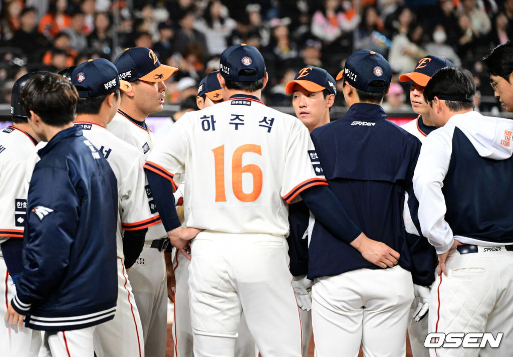 11일 오후 대전 한화생명볼파크에서 2025 신한 SOL Bank KBO리그 한화 이글스와 키움 히어로즈의 경기가 열렸다.이날 한화는 류현진, 키움은 김윤하를 선발로 내세웠다.7회초 수비를 마치고 한화 이재원이 선수들과 미팅을 하고 있다. 2025.04.11 / jpnews@osen.co.kr