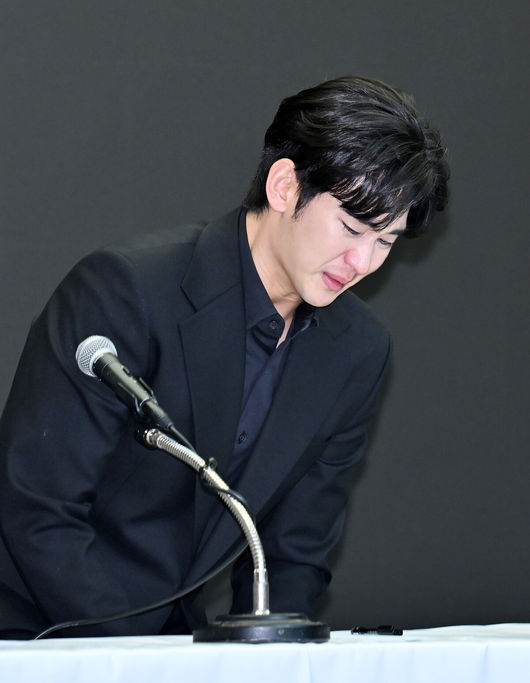 31일 오후 서울 마포구 상암동 스탠포드호텔에서 김수현 기자회견이 열렸다.배우 김수현은 故김새론 사망 이후 그를 휘감은 미성년자 열애 의혹 등에 대한 기자회견에 참석한다. 고인 사망 후 44일 만이며, 김수현은 법무법인 엘케이비앤파트너스 김종복 변호사와 함께 참석한다. 다만 기자회견에서 질의응답은 이뤄지지 않는다.배우 김수현이 기자회견을 하며 눈물을 흘리고 있다. 2025.03.31 / rumi@osen.co.kr