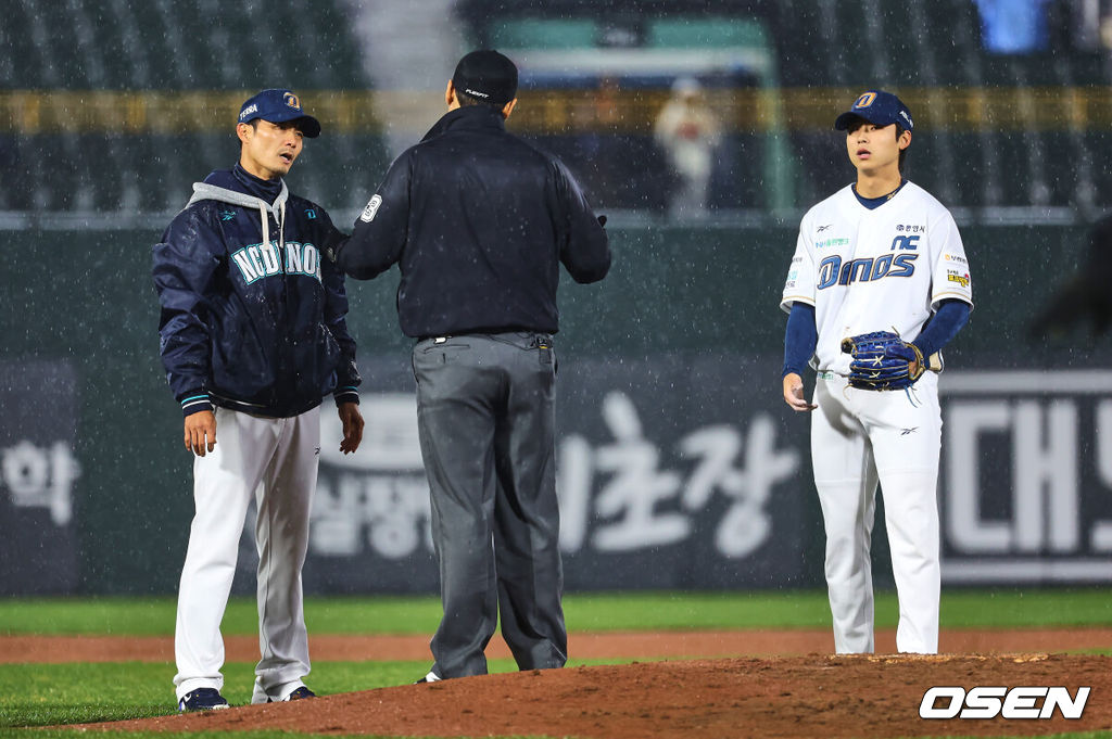 12일 부산 사직야구장에서 2025 신한 SOL 뱅크 KBO 리그 롯데 자이언츠와 NC 다이노스의 경기가 열렸다. 주말 3연전 동안 NC 다이노스가 창원NC파크 대신 사직야구장을 홈구장으로 사용한다. 홈팀 NC는 신민혁, 방문팀 롯데는 데이비슨이 선발 출전했다.NC 다이노스 이용훈 코치가 경기 재개 후 곧바로 중지하자 심판에게 어필하고 있다. 2025.04.12 / foto0307@osen.co.kr