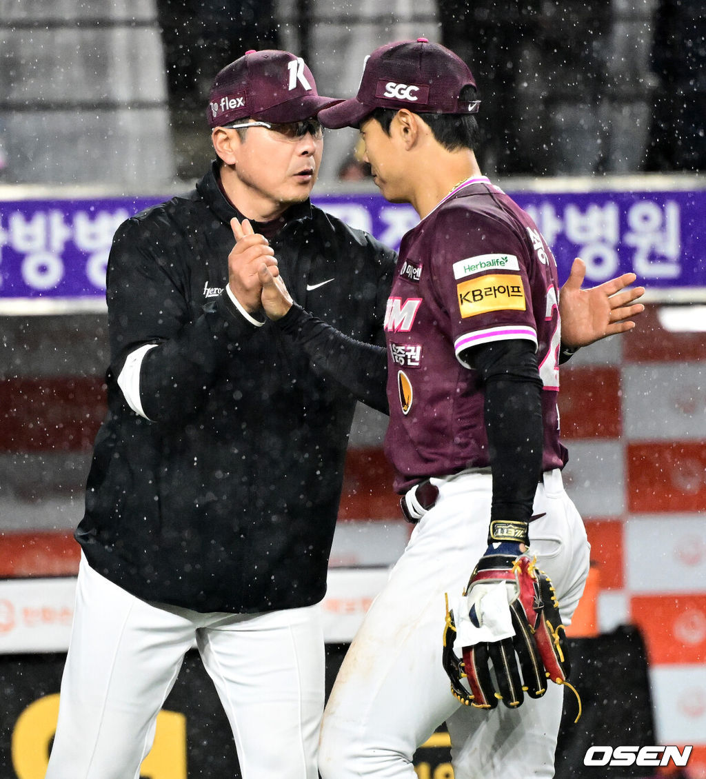 프로야구 키움 히어로즈가 ‘전체 1순위’ 신인 정현우의 호투로 연패를 끊고 탈꼴찌에 성공했다. 키움은 12일 대전 한화생명볼파크에서 열린 2025 신한 SOL Bank KBO리그 한화 이글스와의 원정경기를 6-2로 승리했다.경기를 마치고 키움 홍원기 감독이 송성문과 승리를 기뻐하고 있다. 2025.04.12 / jpnews@osen.co.kr