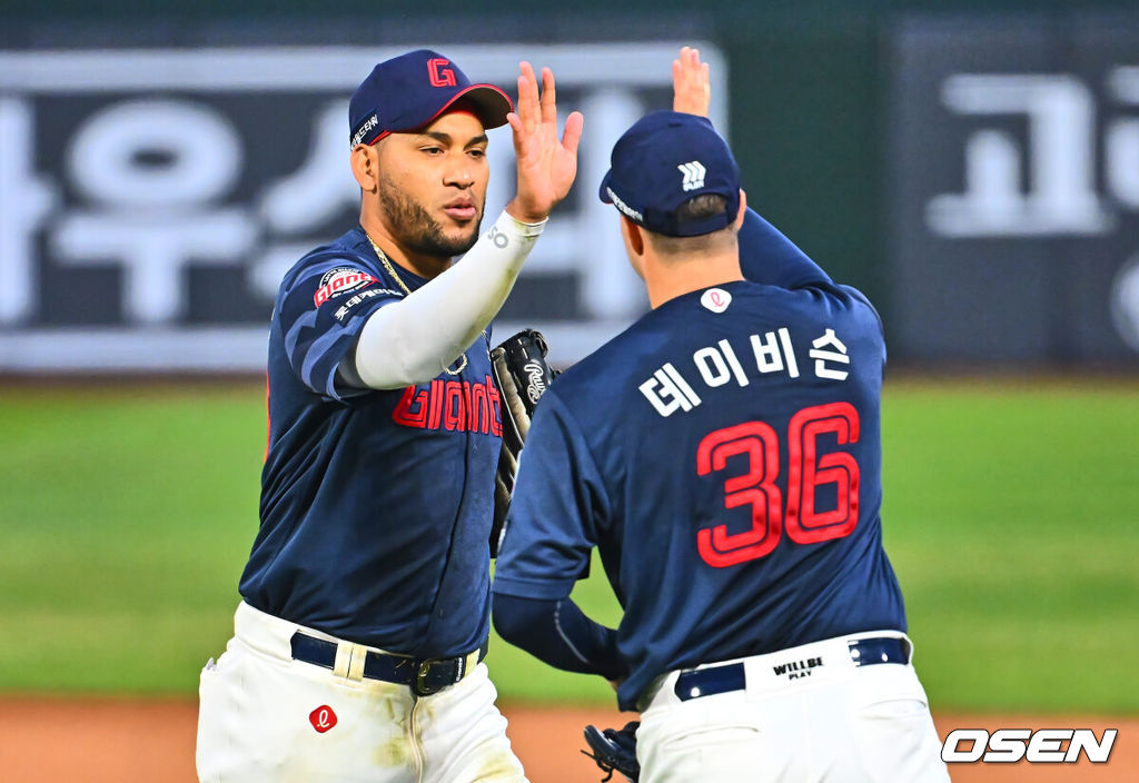 12일 부산 사직야구장에서 2025 신한 SOL 뱅크 KBO 리그 롯데 자이언츠와 NC 다이노스의 경기가 열렸다. 주말 3연전 동안 NC 다이노스가 창원NC파크 대신 사직야구장을 홈구장으로 사용한다. 홈팀 NC는 신민혁, 방문팀 롯데는 데이비슨이 선발 출전했다.롯데 자이언츠 레이예스가 4회말 2사 1,2루 NC 다이노스 서호철의 좌익수 플라이볼을 몸을 날려 잡고 데이비슨과 하이파이브를 하고 있다. 2025.04.12 / foto0307@osen.co.kr