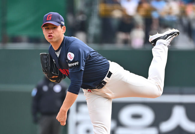 13일 부산 사직야구장에서 2025 신한 SOL 뱅크 KBO 리그 롯데 자이언츠와 NC 다이노스의 경기가 열렸다. 주말 3연전 동안 NC 다이노스가 창원NC파크 대신 사직야구장을 홈구장으로 사용한다. 홈팀 NC는 이용찬, 방문팀 롯데는 김진욱이 선발 출전했다.롯데 자이언츠 선발 투수 김진욱이 역투하고 있다. 2025.04.13 / foto0307@osen.co.kr