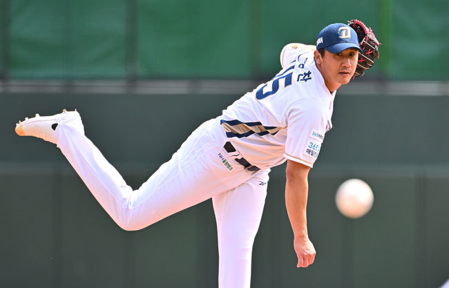 13일 부산 사직야구장에서 2025 신한 SOL 뱅크 KBO 리그 롯데 자이언츠와 NC 다이노스의 경기가 열렸다. 주말 3연전 동안 NC 다이노스가 창원NC파크 대신 사직야구장을 홈구장으로 사용한다. 홈팀 NC는 이용찬, 방문팀 롯데는 김진욱이 선발 출전했다.NC 다이노스 선발 투수 이용찬이 역투하고 있다. 2025.04.13 / foto0307@osen.co.kr