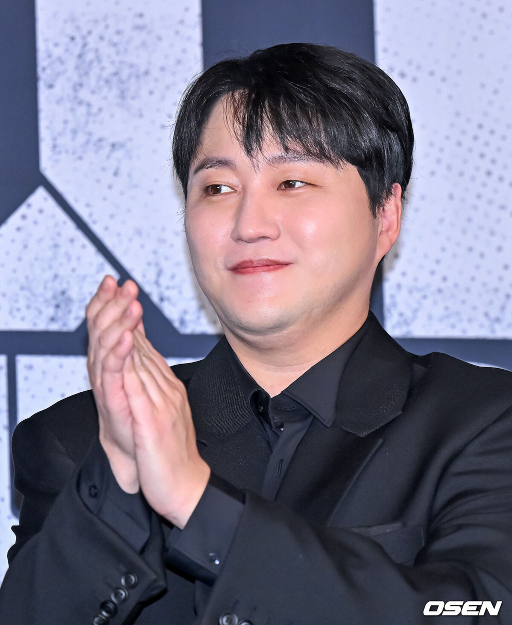 6일 오후 서울 신도림 라마다호텔에서 JTBC 새 토일드라마 ‘협상의 기술’ 제작발표회가 열렸다.오는 8일(토) 첫 방송될 ‘협상의 기술’(연출 안판석, 극본 이승영, (주)비에이엔터테인먼트, SLL, 드라마하우스스튜디오)은 전설의 협상가로 불리는 대기업의 M&A 전문가와 그 팀의 활약상을 그리는 드라마.배우 김대명이 포토타임을 하고 있다. 2025.03.06 / jpnews@osen.co.kr