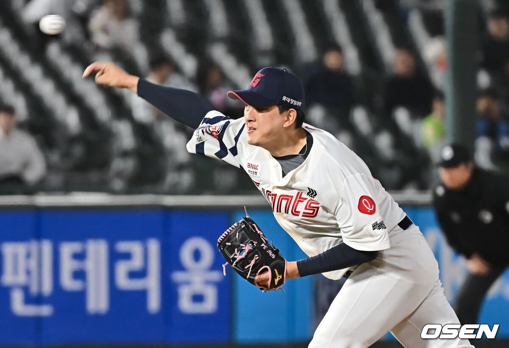 16일 부산 사직야구장에서 2025 신한 SOL 뱅크 KBO 리그 롯데 자이언츠와 키움 히어로즈의 경기가 열렸다. 홈팀 롯데는 반즈, 방문팀 키움은 하영민이 선발 출전했다.롯데 자이언츠 김원중이 역투하고 있다. 2025.04.16 / foto0307@osen.co.kr