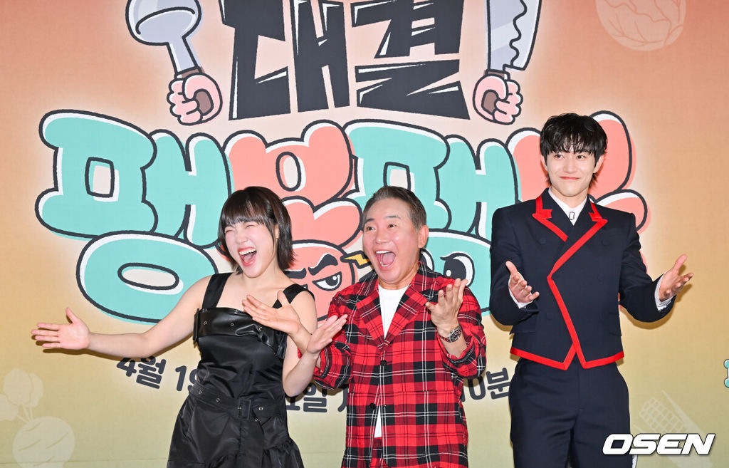 17일 오후 서울 상암동 스탠포드 호텔에서 JTBC 새 예능 ‘대결! 팽봉팽봉’ 제작발표회가 진행됐다.'대결! 팽봉팽동'은 요식업에 사활을 건 대표 코미디언 이봉원과 팽현숙이 해외의 작은 섬에 나란히 두 개의 식당을 내고 영업 대결을 펼치는 리얼리티 예능 프로그램으로 이날 행사에는 이진주 PD, 신혜원 PD, 최양락, 이봉원, 팽현숙, 이은지, 유승호, 곽동연이 참석했다.  이은지와 이봉원, 곽동연이 포즈를 취하고 있다.   2025.04.17 / soul1014@osen.co.kr