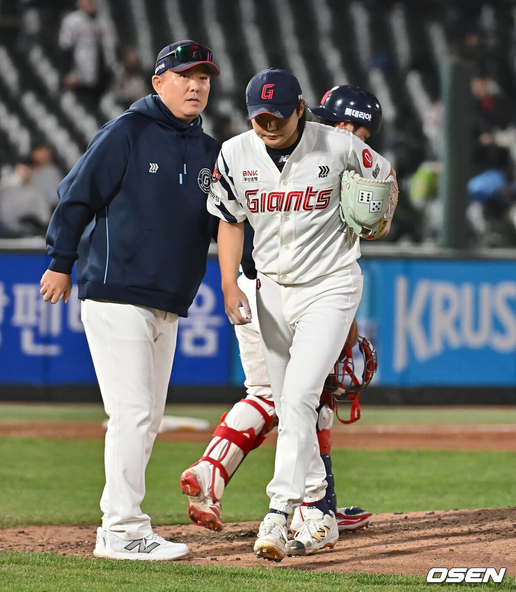 16일 부산 사직야구장에서 2025 신한 SOL 뱅크 KBO 리그 롯데 자이언츠와 키움 히어로즈의 경기가 열렸다. 홈팀 롯데는 반즈, 방문팀 키움은 하영민이 선발 출전했다.롯데 자이언츠 정철원이 8회초 키움 히어로즈 카디네스에게 2실점한 후 교체되고 있다. 2025.04.16 / foto0307@osen.co.kr