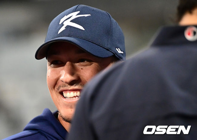 [OSEN=고척, 최규한 기자] WBC 한국대표팀 토미 에드먼이 더그아웃에서 동료들과 대화를 나누며 미소짓고 있다. 2023.03.03 / dreamer@osen.co.kr