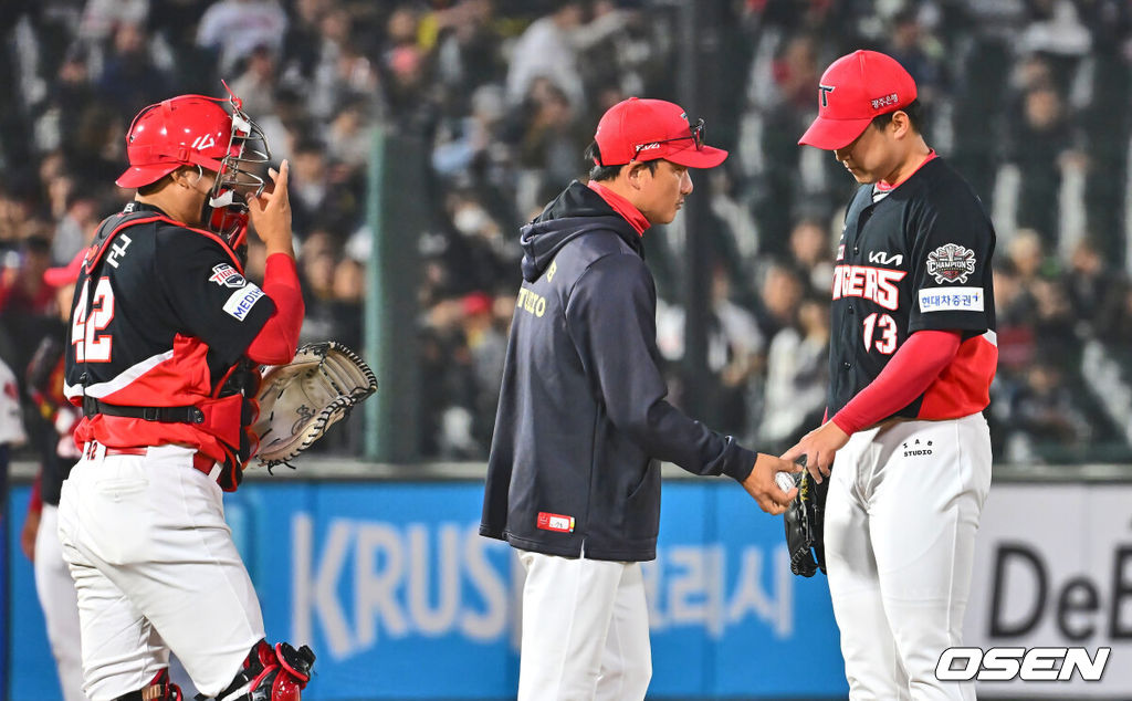 10일 부산 사직야구장에서 2025 신한 SOL 뱅크 KBO 리그 롯데 자이언츠와 KIA 타이거즈의 경기가 열렸다. 홈팀 롯데는 반즈가, 방문팀 KIA는 윤영철이 선발로 출전했다.KIA 타이거즈 선발 투수 윤영철이 2회말 교체되고 있다. 2025.04.10 / foto0307@osen.co.kr