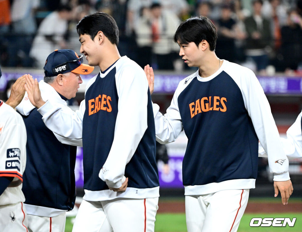 "크게 안 다쳐서 다행이야" 김경문 감독 안도, 아찔한 충돌 하주석-최인호 둘 다 괜찮다