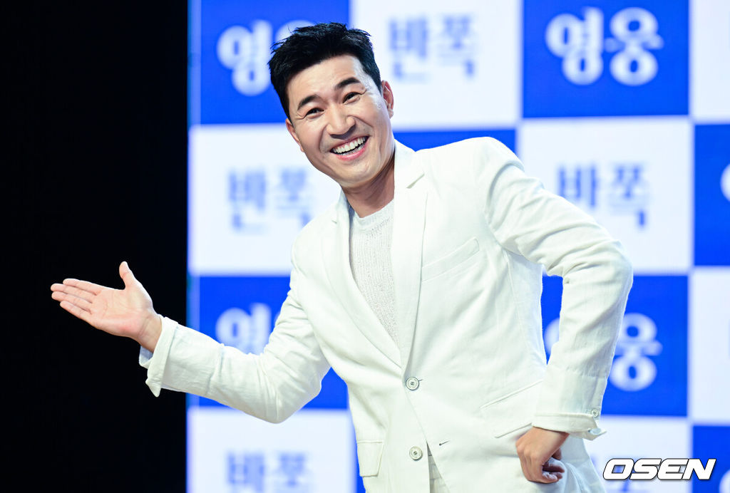 5일 오후 서울 강남구 일지아트홀에서 그룹 코요테의 ‘LET’s KOYOTE’ 앨범 발매 기념 쇼케이스가 열렸다. 전 세대를 아우르는 국내 최장수 그룹인 코요테는 이번 앨범에 특유의 밝고 신나는 댄스곡과 대중들의 사랑에 보답하는 내용을 담았다.코요테 김종민이 포토타임을 갖고 있다. 2022.10.05 /ksl0919@osen.co.kr