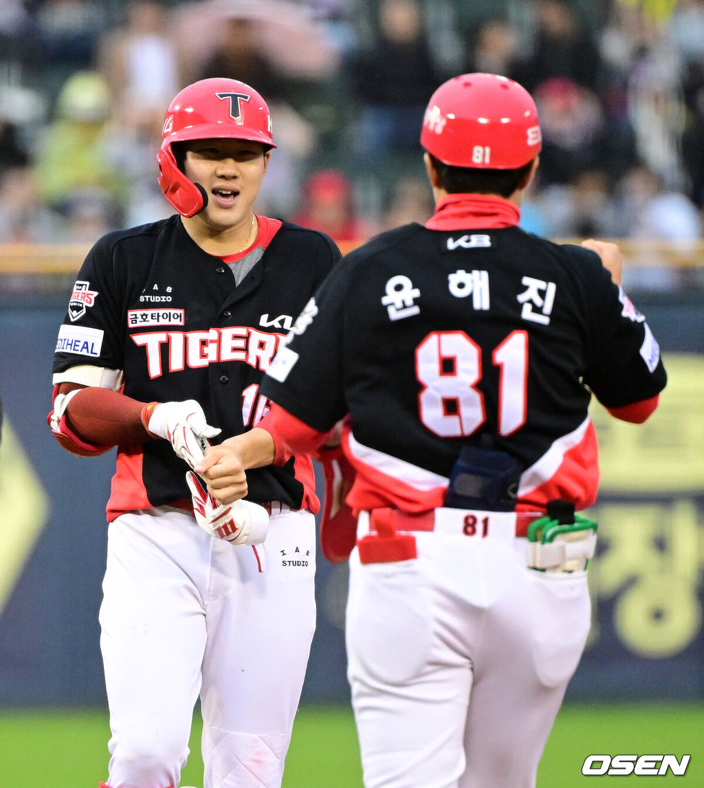 프로야구 KIA 타이거즈가 19일 서울 잠실구장에서 열린 2025 신한 SOL뱅크 KBO리그 두산 베어스와의 시즌 2차전에서 8-4로 승리했다. KIA는 전날 1-7 완패를 설욕하며 시즌 10승 12패를 기록했다. 두산전 5연패, 잠실구장 4연패를 끊어냈다, 반면 최근 3연승이 좌절된 두산은 9승 12패가 됐다. 9회초 무사에서 KIA 최원준이 좌익수 왼쪽 2루타를 날리며 윤해진 코치와 기뻐하고 있다. 2025.04.19 /