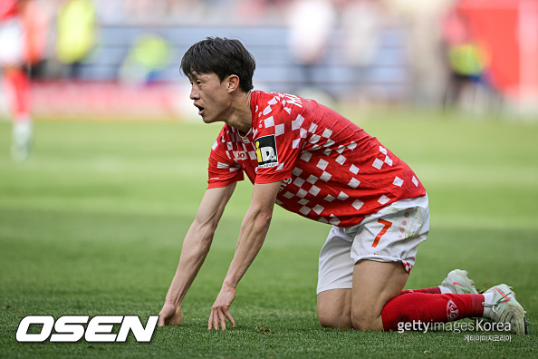 MAINZ, GERMANY - APRIL 5: Jae Sung Lee of 1.FSV Mainz 05 looks on during the Bundesliga match between 1. FSV Mainz 05 and Holstein Kiel at MEWA Arena on April 5, 2025 in Mainz, Germany. (Photo by Neil Baynes/Getty Images)
