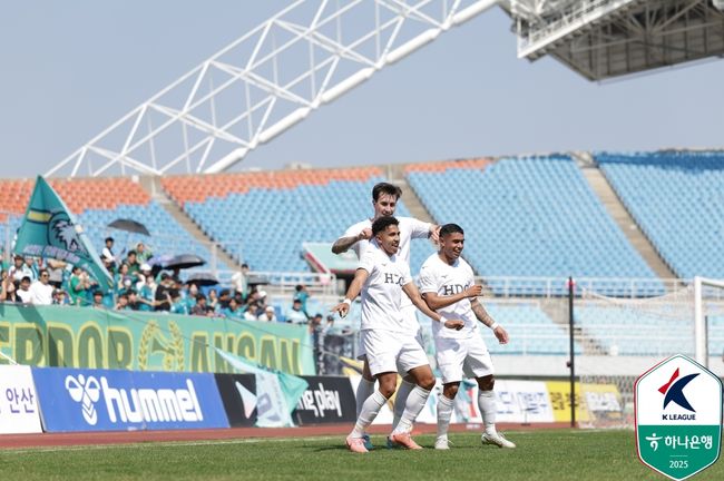 '외국인 선수 제 몫했다!' K리그2 부산, 전반에만 3골... 안산 3-1 대파! 중위권 도약