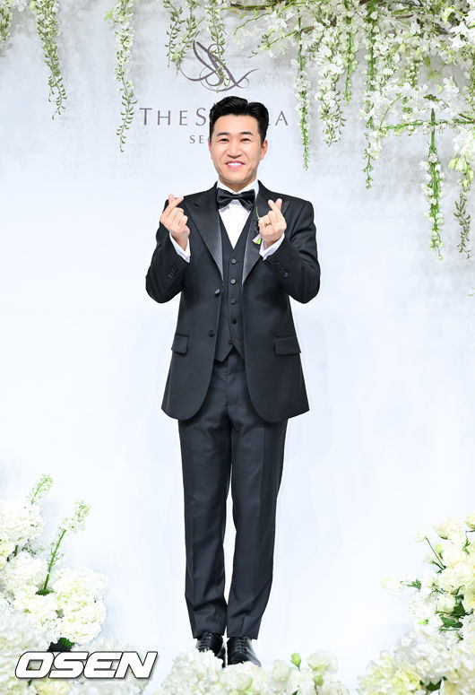 가수 김종민이 20일 서울 중구 장충동 신라호텔 영빈관에서 11살 연하 예비 신부와 결혼식을 올린다.