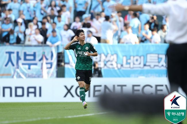 K리그판 손흥민-케인? &apos;나란히 5골&apos; 전진우-콤파뇨, 상대 팀들의 공포 등극 [전주톡톡]