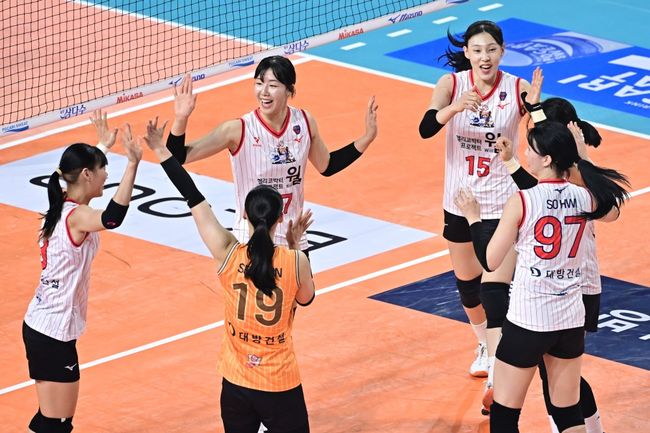 &apos;정윤주&이선우가 뚫는다&apos; 한국 배구 희망은 봤다…"태국 3개월 연습, 우리도 더 준비하면 밀리지 않을 것"