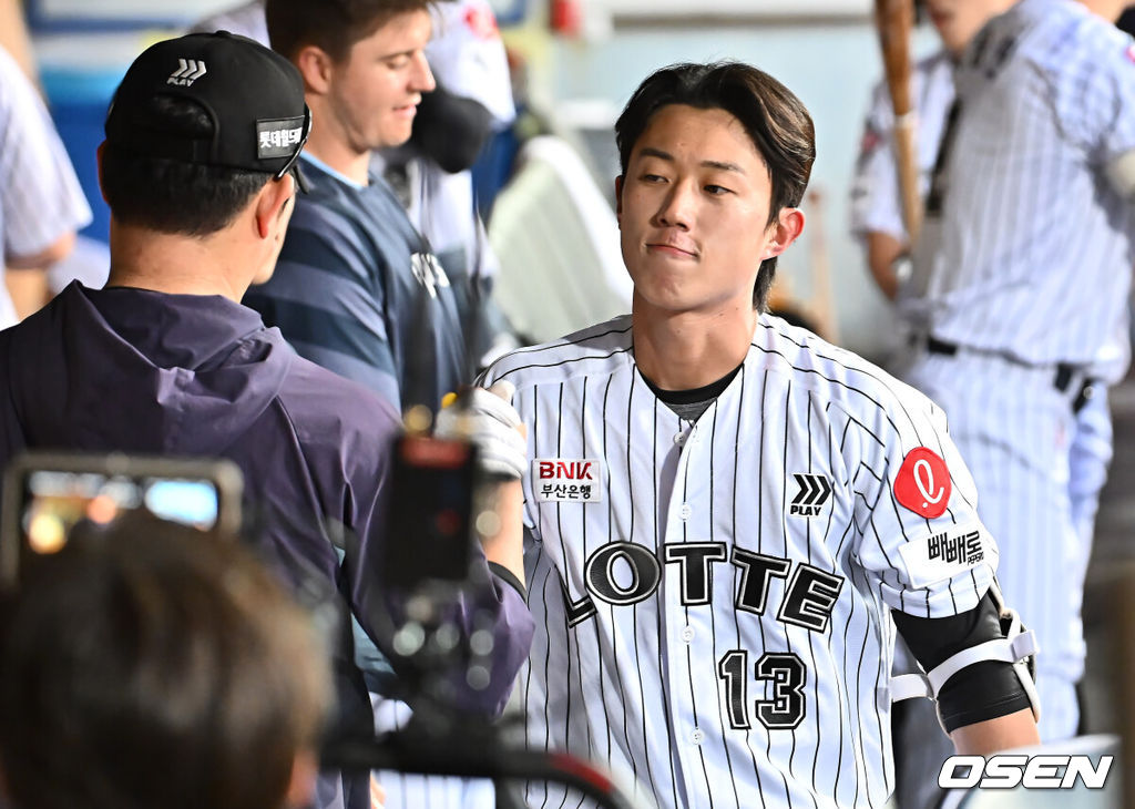 19일 대구삼성라이온즈파크에서 2025 신한 SOL 뱅크 KBO 리그 삼성 라이온즈와 롯데 자이언츠의 경기가 열렸다. 홈팀 삼성은 김대호가, 방문팀 롯데는 김진욱이 선발 출전했다. 롯데 자이언츠 전민재가 4회초 무사 2루 좌중월 2점 홈런을 치고 동료들의 축하를 받고 있다. 2025.04.19 / foto0307@osen.co.kr