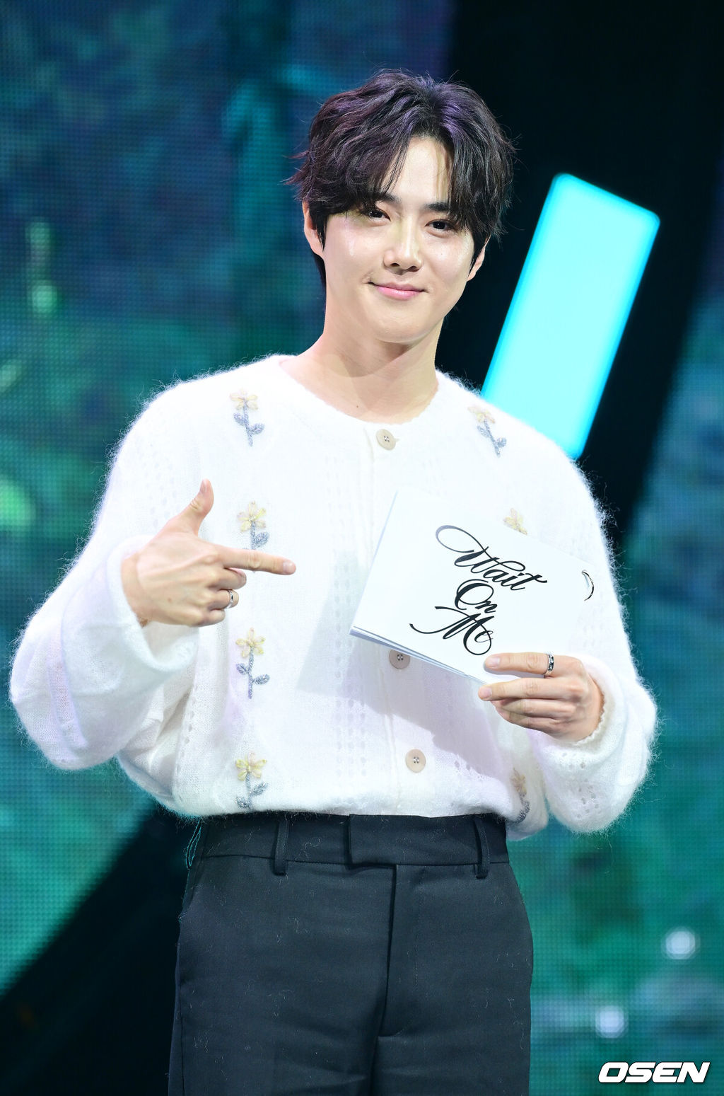 그룹 엑소(EXO)의 멤버 카이 네 번째 미니앨범 '웨이트 온 미(Wait On Me)' 발매 쇼케이스가 21일 오후 서울 광장동 예스24라이브홀에서 열렸다.쇼집해제 후 첫 컴백 앨범인 '웨이트 온 미'에는 타이틀 곡 '웨이트 온 미'를 포함해 '어덜트 스윔'(Adult Swim), '월스 돈트 토크'(Walls Don't Talk), '프레셔'(Pressure) 등 총 7곡이 담겼다.진행을 하던 엑소 수호가 포토타임을 갖고 있다. 2025.04.21 / rumi@osen.co.kr