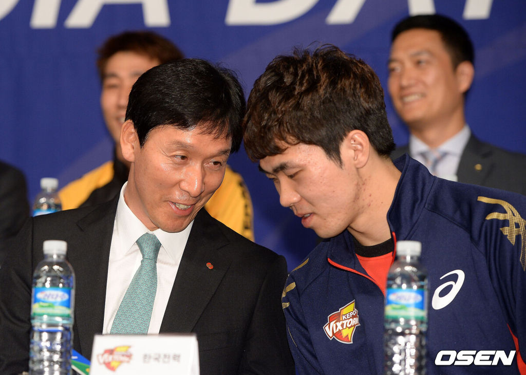 6일 오후 서울 강남구 청담동 리베라호텔에서 2015-2016 NH농협 V-리그 남자부 미디어데이 행사가 열렸다. 이 자리에는 V리그 남자부 7개팀 사령탑과 대표선수가 참석했다. 한국전력 신영철 감독과 전광인이 얘기를 나누고 있다. / rumi@osen.co.kr