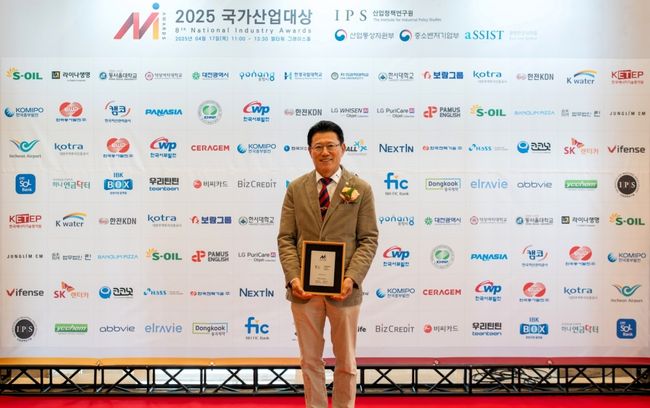 김기태 보람상조 영업부문 대표이사가 국가산업대상을 수상한 뒤 기념촬영을 하고 있다. / 사진제공=보람그룹