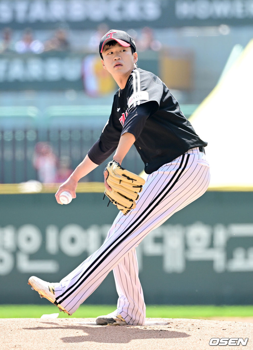 20일 오후 인천 SSG랜더스필드에서 ‘2025 신한 SOL Bank KBO리그’ SSG 랜더스와 LG 트윈스의 경기가 열렸다.이날 홈팀 SSG은 드류 앤더슨, 방문팀 LG는 김주온을 선발로 내세웠다.1회말 LG 선발 김주온이 힘차게 공을 뿌리고 있다. 2025.04.20 / dreamer@osen.co.kr
