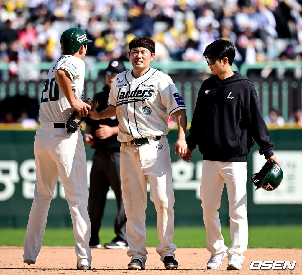20일 오후 인천 SSG랜더스필드에서 ‘2025 신한 SOL Bank KBO리그’ SSG 랜더스와 LG 트윈스의 경기가 열렸다.이날 홈팀 SSG은 드류 앤더슨, 방문팀 LG는 김주온을 선발로 내세웠다.5회말 1사 2루 상황 SSG 최준우 타석 때 주자 이지영이 부상으로 교체되고 있다. 2025.04.20 / dreamer@osen.co.kr