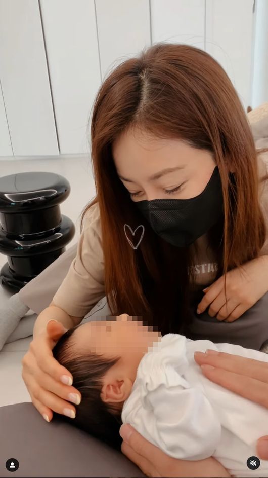 &apos;김도훈♥&apos; 오나라, 열애 25년 만에 보는 엄마 미소…"아기 천사" 층간소음도 OK