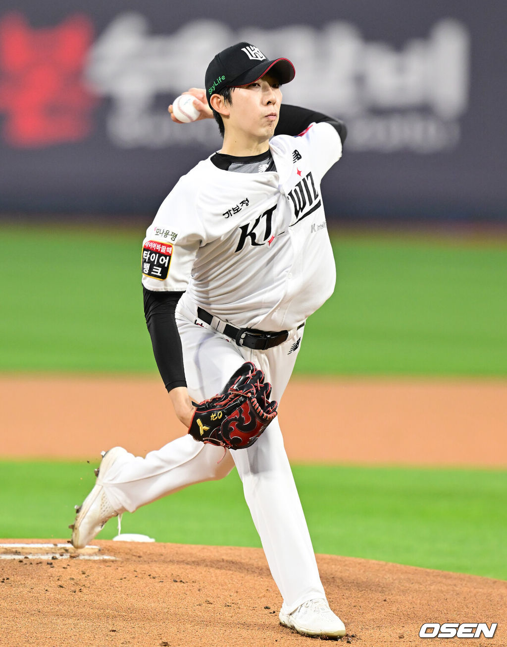 22일 오후 수원 KT위즈파크에서 ‘2025 신한 SOL Bank KBO리그’ KT 위즈와 SSG 랜더스의 경기가 열렸다.홈팀 KT는 오원석, 원정팀 SSG는 김광현을 선발로 내세웠다. 1회초 KT 선발 오원석이 마운드에 올라 힘차게 공을 뿌리고 있다. 2025.04.22 / ksl0919@osen.co.kr