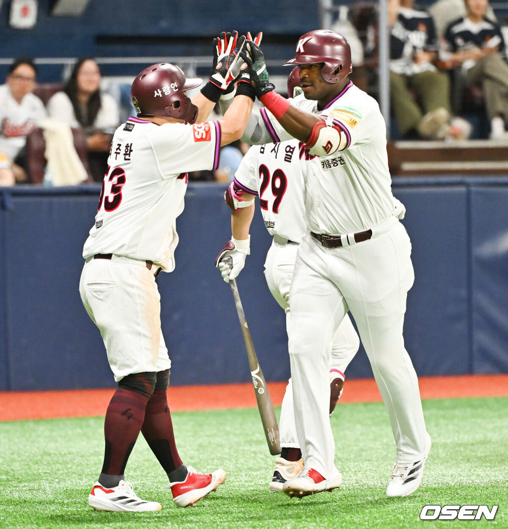 ‘푸이그 130m 홈런 폭발!+하영민 7이닝 무실점’ 키움, 5-4 승리→2연패 탈출…두산, 3연패 수렁 [고척 리뷰]