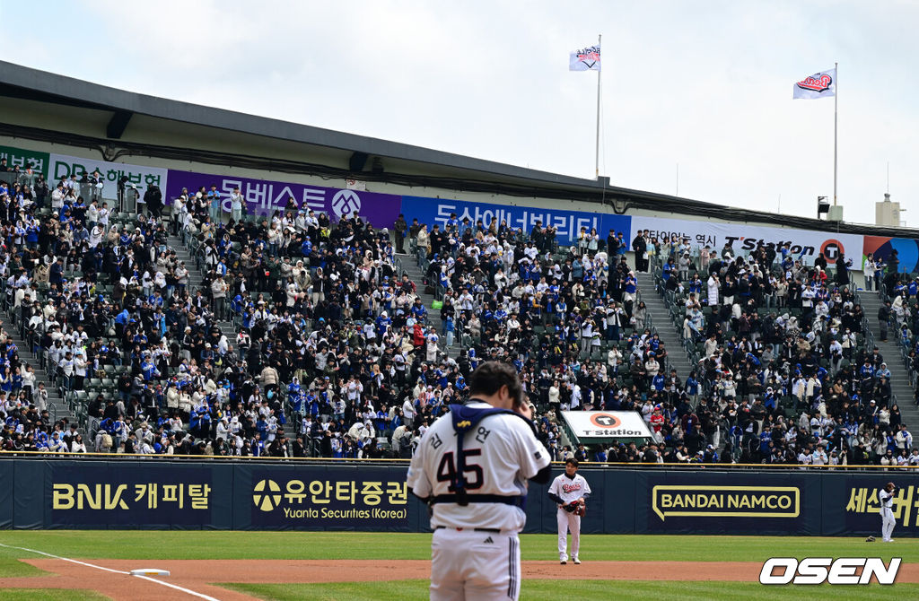 프로야구 삼성 라이온즈가 주말 3연전을 위닝 시리즈로 장식했다. 삼성은 30일 잠실구장에서 열린 두산과의 원정 경기에서 선발 데니 레예스의 호투와 이재현의 적시타를 앞세워 3-2로 승리했다. 매진 기록한 잠실야구장. 2025.03.30 / jpnews@osen.co.kr