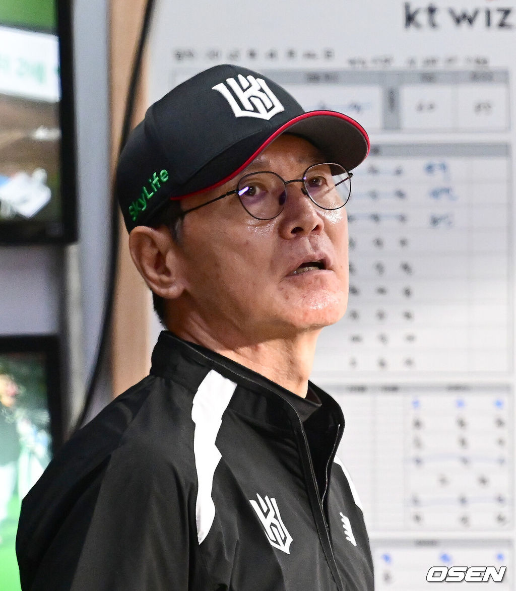 22일 오후 수원 KT위즈파크에서 ‘2025 신한 SOL Bank KBO리그’ KT 위즈와 SSG 랜더스의 경기가 열렸다.홈팀 KT는 오원석, 원정팀 SSG는 김광현을 선발로 내세웠다. 8회말 KT 이강철 감독이 경기를 지켜보고 있다. 2025.04.22 /