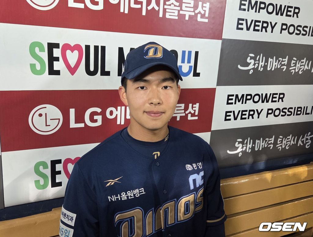 NC 다이노스의 김휘집이 22일 잠실구장에서 열린 LG 트윈스와 경기에서 승리한 후 인터뷰를 하고 있다. /orange@osen.co.kr
