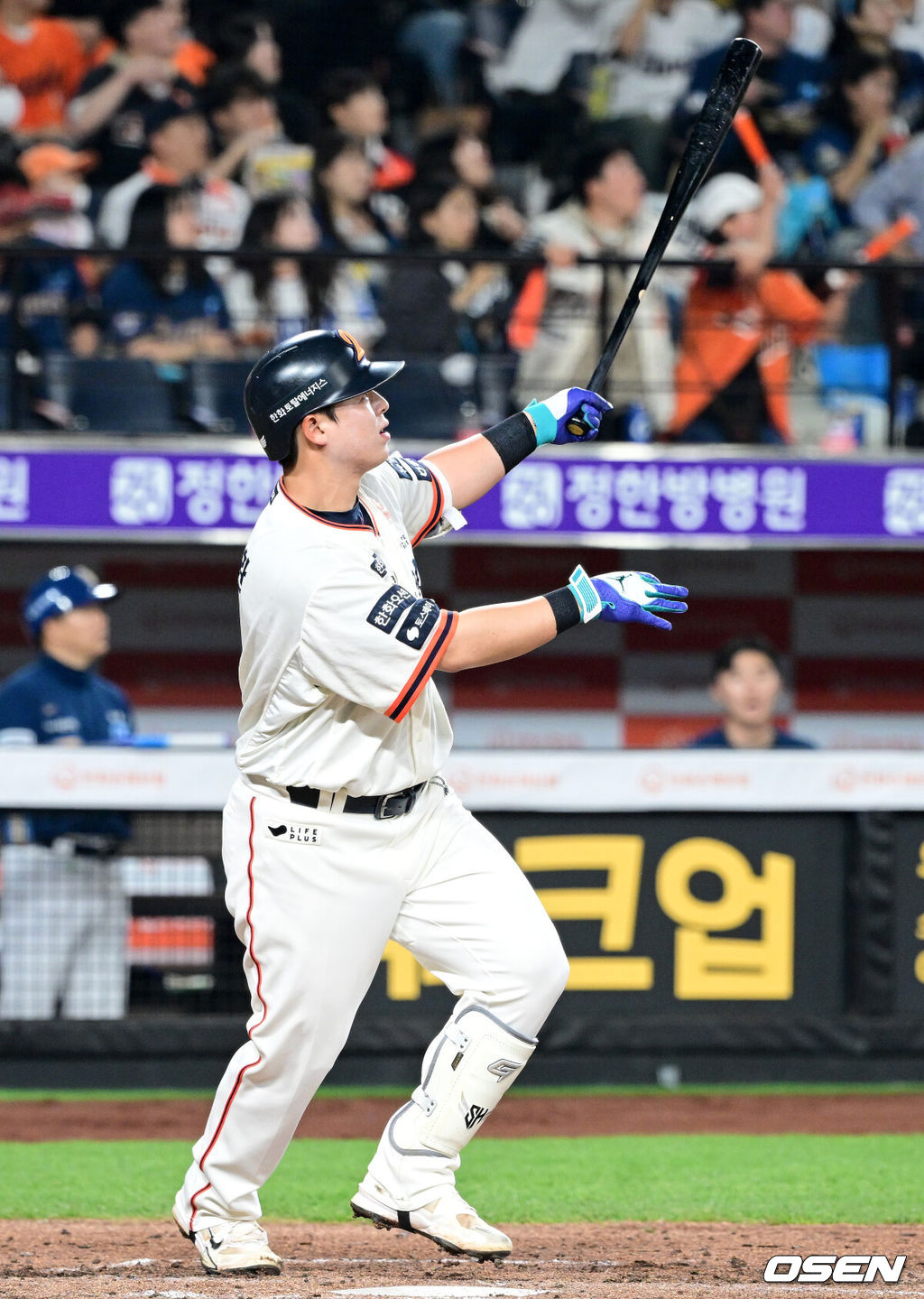 18일 오후 대전 한화생명 볼파크에서 ‘2025 신한 SOL Bank KBO리그’ 한화 이글스와 NC 다이노스의 경기가 열렸다.홈팀 한화는 엄상백, 방문팀 NC는 로건 앨런을 선발로 내세웠다.4회말 1사 주자없는 상황 한화 노시환이 달아나는 좌월 솔로포를 날리고 있다. 2025.04.18 / dreamer@osen.co.kr
