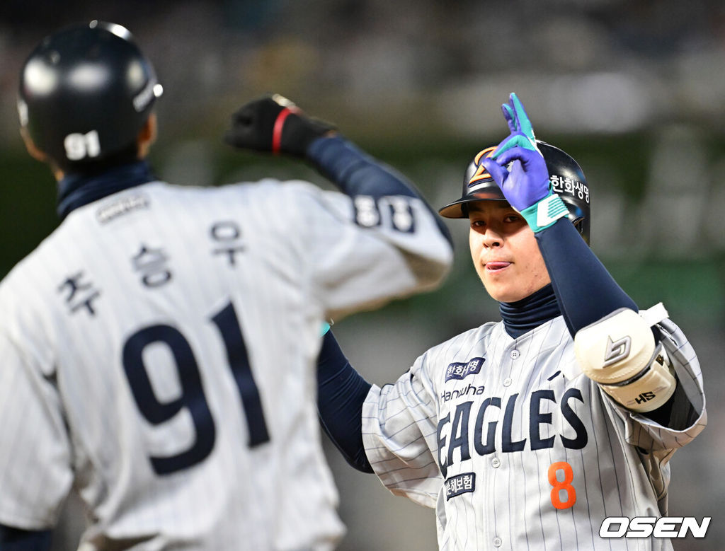 16일 오후 SSG 랜더스 필드에서 ‘2025 신한 SOL BANK KBO리그’ SSG 랜더스와 한화 이글스의 경기가 열렸다.이날 SSG는 김광현을, 한화는 와이스를 선발투수로 내세웠다. 5회초 2사 1루 한화 노시환이 안타를 날린 뒤 추승우 코치와 기쁨을 나누고 있다. 2025.04.16 / ksl0919@osen.co.kr