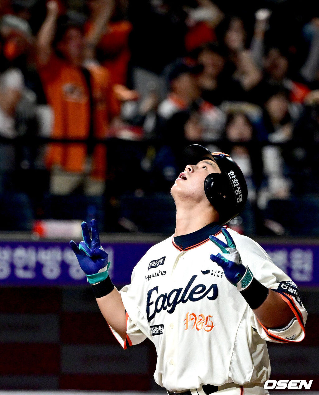 18일 오후 대전 한화생명 볼파크에서 ‘2025 신한 SOL Bank KBO리그’ 한화 이글스와 NC 다이노스의 경기가 열렸다.홈팀 한화는 엄상백, 방문팀 NC는 로건 앨런을 선발로 내세웠다.4회말 1사 주자없는 상황 한화 노시환이 달아나는 좌월 솔로포를 날리고 홈을 밟으며 기뻐하고 있다. 2025.04.18 / dreamer@osen.co.kr