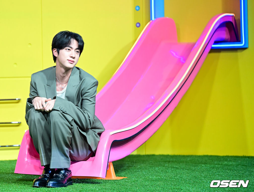 15일 오전 서울 JW 메리어트 동대문 스퀘어 서울에서 넷플릭스 '대환장 기안장' Part 2 ‘절찬리 영업중’ 기자간담회가 열렸다.'대환장 기안장'은 기안적 낭만이 가득한 울릉도 기안장에서 기안84, BTS 진, 지예은이 숙박객들과 펼치는 기상천외한 신개념 민박 버라이어티다.BTS 진이 포토타임을 하고 있다. 2025.04.15 / dreamer@osen.co.kr