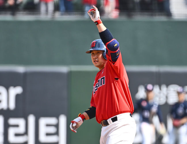 6일 부산 사직야구장에서 2025 신한 SOL 뱅크 KBO 리그 롯데 자이언츠와 두산 베어스의 경기가 열렸다. 홈팀 롯데는 데이비슨이, 방문팀 두산은 김유성이 선발로 출전했다.롯데 자이언츠 유강남이 1회말 2사 1,2루 좌익수 왼쪽 팬스 맞히는 2타점 2루타를 치고 세리머니를 하고 있다. 2025.04.06 / foto0307@osen.co.kr