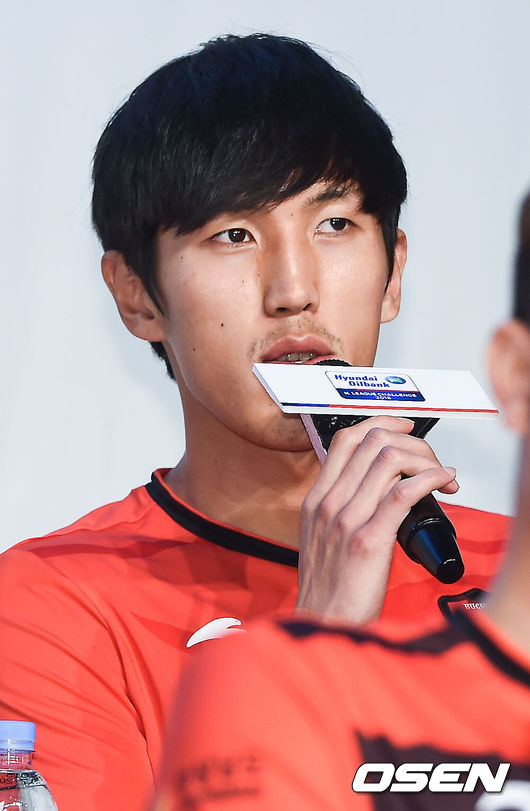 22일 오후 서울 종로구 아산정책연구원에서 진행된 '현대오일뱅크 K리그 챌린지 2016' 미디어데이 행사에서 부천 강지용이 소감을 말하고 있다.이날 행사에는 2016시즌 K리그 챌린지에 참가하는 11개 팀의 감독들과 선수들이 참석해 새 시즌에 임하는 각오를 전했다./ soul1014@osen.co.kr