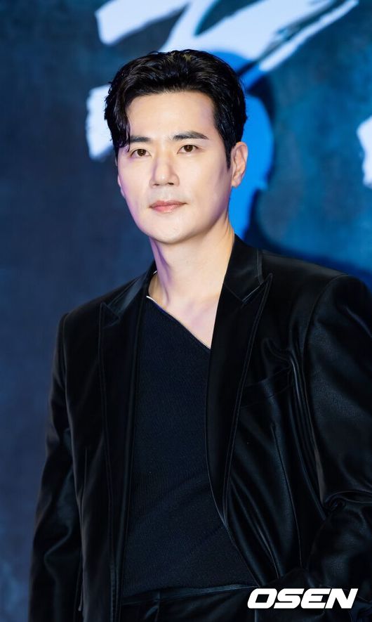 배우 김강우가 무대 위에서 포토타임을 갖고 있다. 2024.07.15 / rumi@osen.co.kr