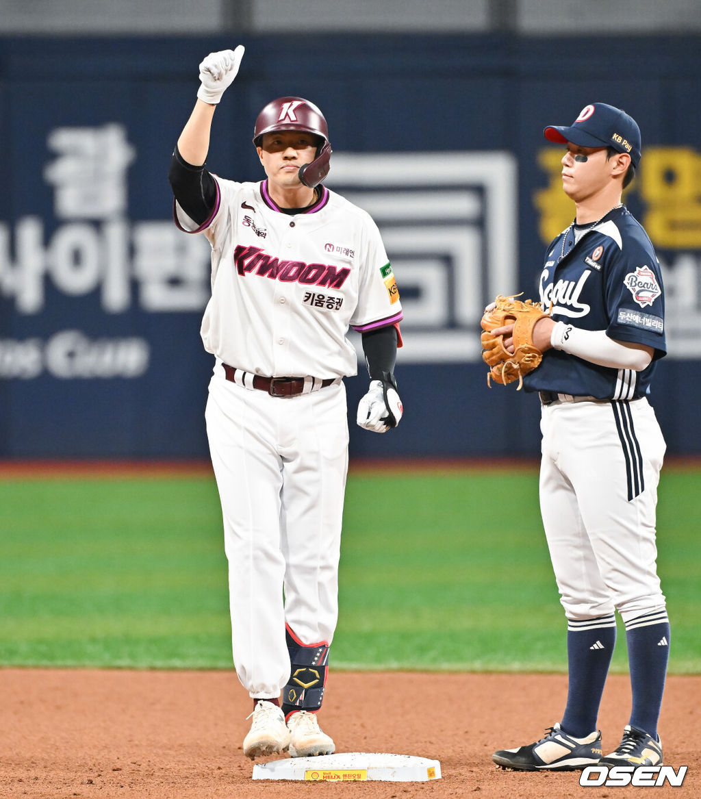 22일 오후 서울 고척스카이돔에서 ‘2025 신한 SOL BANK KBO리그’ 키움 히어로즈와 두산 베어스의 경기가 진행됐다.이날 키움은 하영민을 두산은 최승용을 선발투수로 내세웠다.2회말 1사 1,2루 키움 오선진이 선취 1타점 적시 2루타를 날리고 세리머니를 하고 있다.  2025.04.22 / soul1014@osen.co.kr