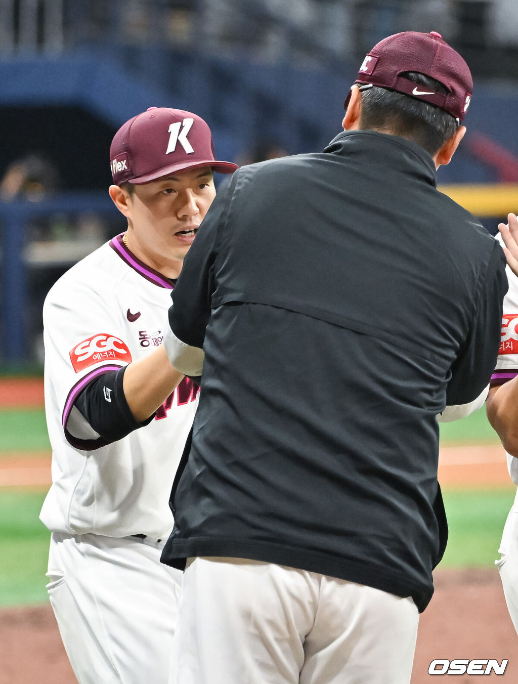 프로야구 키움 히어로즈가 투타 완벽한 조화를 이루며 2연패에서 벗어났다. 키움은 22일 서울 고척스카이돔에서 열린 ‘2025 신한은행 SOL Bank KBO리그’ 두산 베어스와의 경기에서 5-4로 승리했다. 이날 승리로 2연패를 끊고 주중 3연전 기선 제압에 성공했다. 경기종료 후 결승타 주인공 오선진이 홍원기 감독과 하이파이브를 하고 있다. 2025.04.22 / soul1014@osen.co.kr