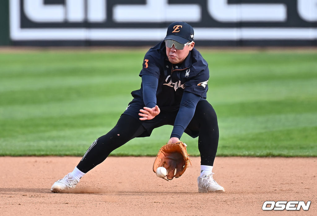 23일 부산 사직야구장에서 2025 신한 SOL 뱅크 KBO 리그 롯데 자이언츠와 한화 이글스의 경기가 열린다. 홈팀 롯데는 반즈, 방문팀 한화는 와이스가 선발 출전했한다.한화 이글스 안치홍이 훈련을 하고 있다. 2025.04.23 / foto0307@osen.co.kr